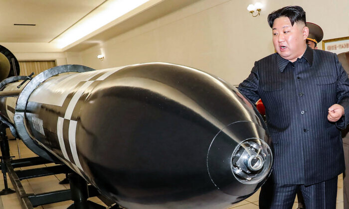 Lãnh đạo Bắc Hàn Kim Jong Un thăm một hội trường trưng bày những thứ dường như là các loại đầu đạn khác nhau được thiết kế để gắn trên hỏa tiễn hoặc bệ phóng hỏa tiễn tại một địa điểm không được tiết lộ ở Bắc Hàn hôm 27/03/2023. (Ảnh: Thông tấn xã Trung ương Triều Tiên/Dịch vụ Tin tức Triều Tiên qua AP)