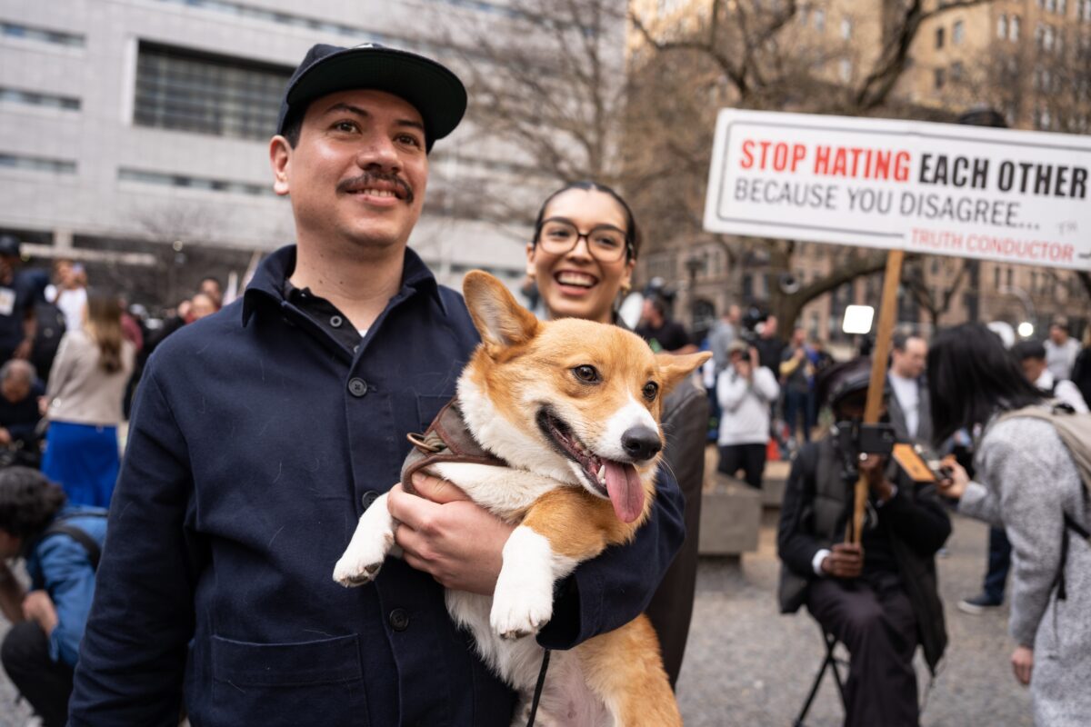 Một chú chó trước Tòa án Hình sự Manhattan ở Thành phố New York hôm 04/04/2023. (Ảnh: Samira Bouaou/The Epoch Times)
