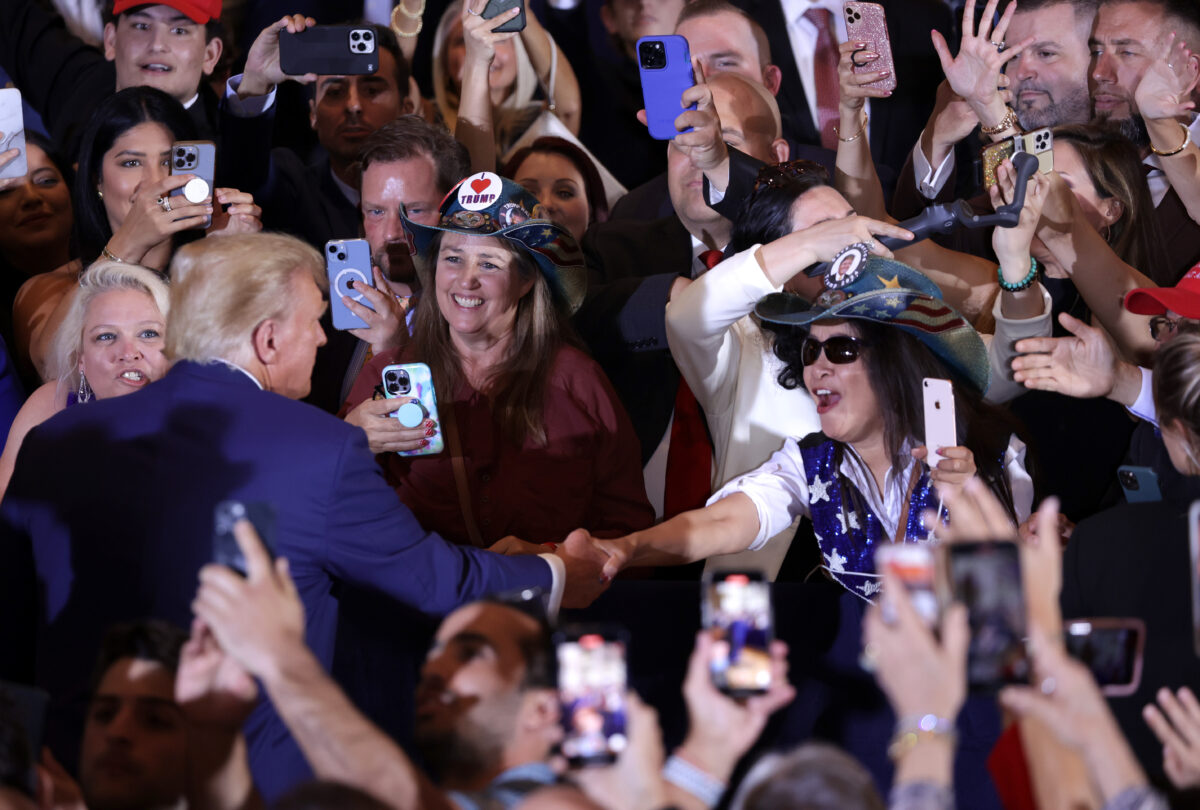 Cựu Tổng thống Donald Trump (trái) chào những người ủng hộ trong một sự kiện tại Mar-a-Lago ở West Palm Beach, Florida, hôm 04/04/2023. (Ảnh: Alex Wong/Getty Images)