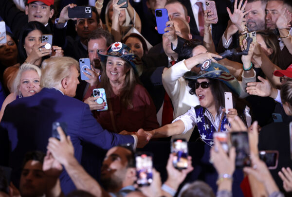 Cựu Tổng thống Hoa Kỳ Donald Trump (trái) chào những người ủng hộ trong một sự kiện tại Mar-a-Lago ở West Palm Beach, Florida, hôm 04/04/2023. (Ảnh: Alex Wong/Getty Images)