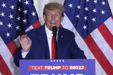 Cựu Tổng thống Donald Trump diễn thuyết trong một sự kiện tại Mar-a-Lago ở West Palm Beach, Florida, hôm 04/04/2023. (Ảnh: Alex Wong/Getty Images)
