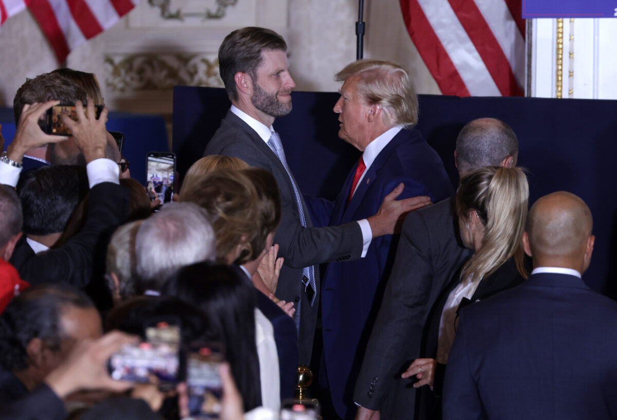 Cựu Tổng thống Donald Trump (Phải) nói chuyện với con trai ông, anh Eric Trump (Trái), trong một sự kiện tại Mar-a-Lago ở West Palm Beach, Florida, hôm 04/04/2023. (Ảnh: Alex Wong/Getty Images)