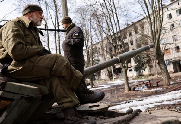 Các quân nhân Ukraine trên một chiếc xe tăng, trong bối cảnh Nga xâm lược Ukraine, ở gần phần phía đông bị ném bom của thành phố Bakhmut, thuộc khu vực miền đông Donetsk, Ukraine, hôm 02/04/2023. (Ảnh: Violeta Santos Moura/Reuters)