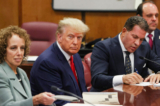 Cựu Tổng thống Hoa Kỳ Donald Trump cùng với các thành viên trong nhóm pháp lý của ông, bà Susan Necheles và ông Joe Tacopina, khi ông xuất hiện trong phiên tòa buộc tội về các cáo buộc bắt nguồn từ bản cáo trạng của một đại bồi thẩm đoàn Manhattan, tại thành phố New York hôm 04/04/2023. (Ảnh: Andrew Kelly/Reuters)