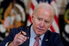 Tổng thống Joe Biden điều chỉnh micro của mình trong một cuộc họp với Hội đồng Cố vấn Khoa học và Công nghệ của Tổng thống tại Phòng Yến Tiệc Quốc gia của Tòa Bạch Ốc ở Hoa Thịnh Đốn, hôm 04/04/2023. (Ảnh: Patrick Semansky/AP Photo)