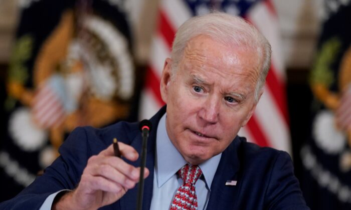 Tổng thống Joe Biden điều chỉnh micro của mình trong một cuộc họp với Hội đồng Cố vấn Khoa học và Công nghệ của Tổng thống tại Phòng Yến Tiệc Quốc gia của Tòa Bạch Ốc ở Hoa Thịnh Đốn, hôm 04/04/2023. (Ảnh: Patrick Semansky/AP Photo)