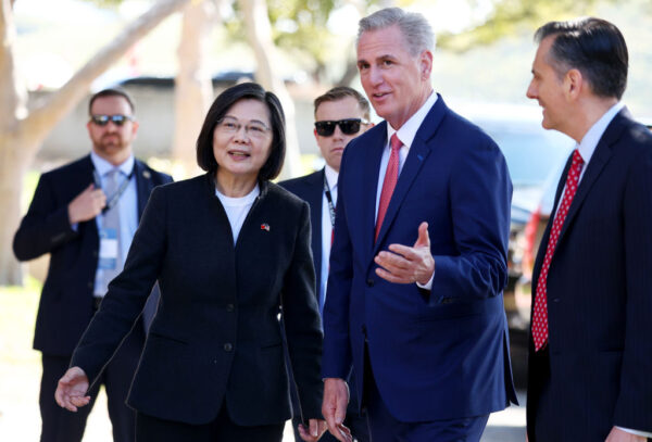 Chủ tịch Hạ viện Kevin McCarthy (Cộng Hòa-California) chào đón Tổng thống Đài Loan Thái Anh Văn (Trái) khi bà đến Thư viện Tổng thống Ronald Reagan để tham dự cuộc họp lưỡng đảng ở Thung lũng Simi, California, hôm 05/04/2023. (Ảnh: Mario Tama/Getty Images)
