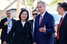 Chủ tịch Hạ viện Kevin McCarthy (Cộng Hòa-California) chào đón Tổng thống Đài Loan Thái Anh Văn (trái) đến Thư viện Tổng thống Ronald Reagan dự một cuộc họp lưỡng đảng ở thung lũng Simi, California, hôm 05/04/2023. (Ảnh: Mario Tama/Getty Images)