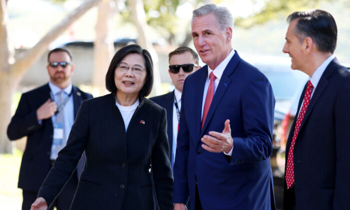 Chủ tịch Hạ viện Kevin McCarthy (Cộng Hòa-California) chào đón Tổng thống Đài Loan Thái Anh Văn (trái) đến Thư viện Tổng thống Ronald Reagan dự một cuộc họp lưỡng đảng ở thung lũng Simi, California, hôm 05/04/2023. (Ảnh: Mario Tama/Getty Images)