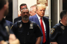 Cựu Tổng thống Donald Trump đến dự một buổi tuyên đọc cáo trạng tại Tòa án Tối cao Tiểu bang New York, ở New York, hôm 04/04/2023. (Ảnh: Michael M. Santiago/Getty Images)