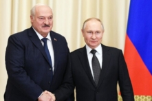 Tổng thống Nga Vladimir Putin (phải) gặp người đồng cấp Belarus Alexander Lukashenko tại dinh thự tiểu bang Novo-Ogaryovo, ngoại ô Moscow, hôm 17/02/2023. (Ảnh: Vladimir Astapkovich/Sputnik/AFP qua Getty Images)