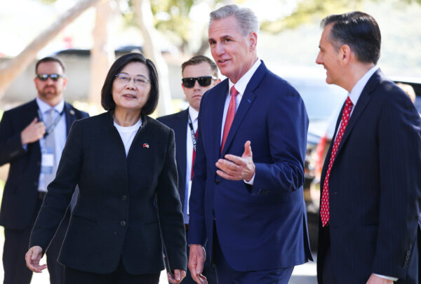 Chủ tịch Hạ viện Kevin McCarthy (Cộng Hòa-California) chào đón Tổng thống Đài Loan Thái Anh Văn khi đến Thư viện Tổng thống Ronald Reagan để tham dự cuộc họp lưỡng đảng ở Thung lũng Simi, California hôm 05/04/2023. Cuộc gặp lịch sử diễn ra trên lãnh thổ Hoa Kỳ này lại vướng phải các mối đe dọa trả đũa từ Bắc Kinh. (Ảnh: Mario Tama/Getty Images)