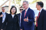 Chủ tịch Hạ viện Kevin McCarthy (Cộng Hòa-California) chào đón Tổng thống Đài Loan Thái Anh Văn khi bà đến Thư viện Tổng thống Ronald Reagan để tham dự cuộc họp lưỡng đảng ở thành phố Simi Valley, California hôm 05/04/2023. Cuộc gặp lịch sử diễn ra trên đất Hoa Kỳ này đã được hồi đáp bằng các mối đe dọa trả đũa của Bắc Kinh. (Ảnh: Mario Tama/Getty Images)