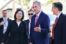 Chủ tịch Hạ viện Kevin McCarthy (Cộng Hòa-California) chào đón Tổng thống Đài Loan Thái Anh Văn khi bà đến Thư viện Tổng thống Ronald Reagan để tham dự cuộc họp lưỡng đảng ở thành phố Simi Valley, California hôm 05/04/2023. Cuộc gặp lịch sử diễn ra trên đất Hoa Kỳ này đã được hồi đáp bằng các mối đe dọa trả đũa của Bắc Kinh. (Ảnh: Mario Tama/Getty Images)