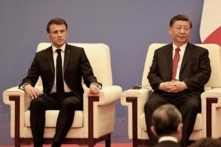 Tổng thống Pháp Emmanuel Macron (Trái) và lãnh đạo Trung Quốc Tập Cận Bình tham gia một cuộc họp hội đồng doanh nghiệp Pháp-Trung tại Bắc Kinh hôm 06/04/2023. (Ảnh: Ludovic Marin/Pool/AFP qua Getty Images)