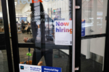 Một biển báo ‘cần tuyển dụng’ tại một cửa hàng ở Manhattan ở Thành phố New York, hôm 06/05/2022. (Ảnh: Spencer Platt/Getty Images)