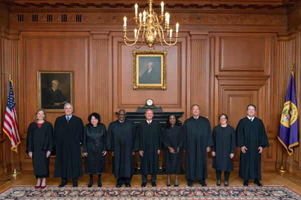 Tối cao Pháp viện đã tổ chức phiên họp đặc biệt vào ngày 30/09/2022 để tổ chức lễ phong chức chính thức cho Thẩm phán Ketanji Brown Jackson. (Ảnh: Sưu tầm từ Tối cao Pháp viện Hoa Kỳ/Getty Images)