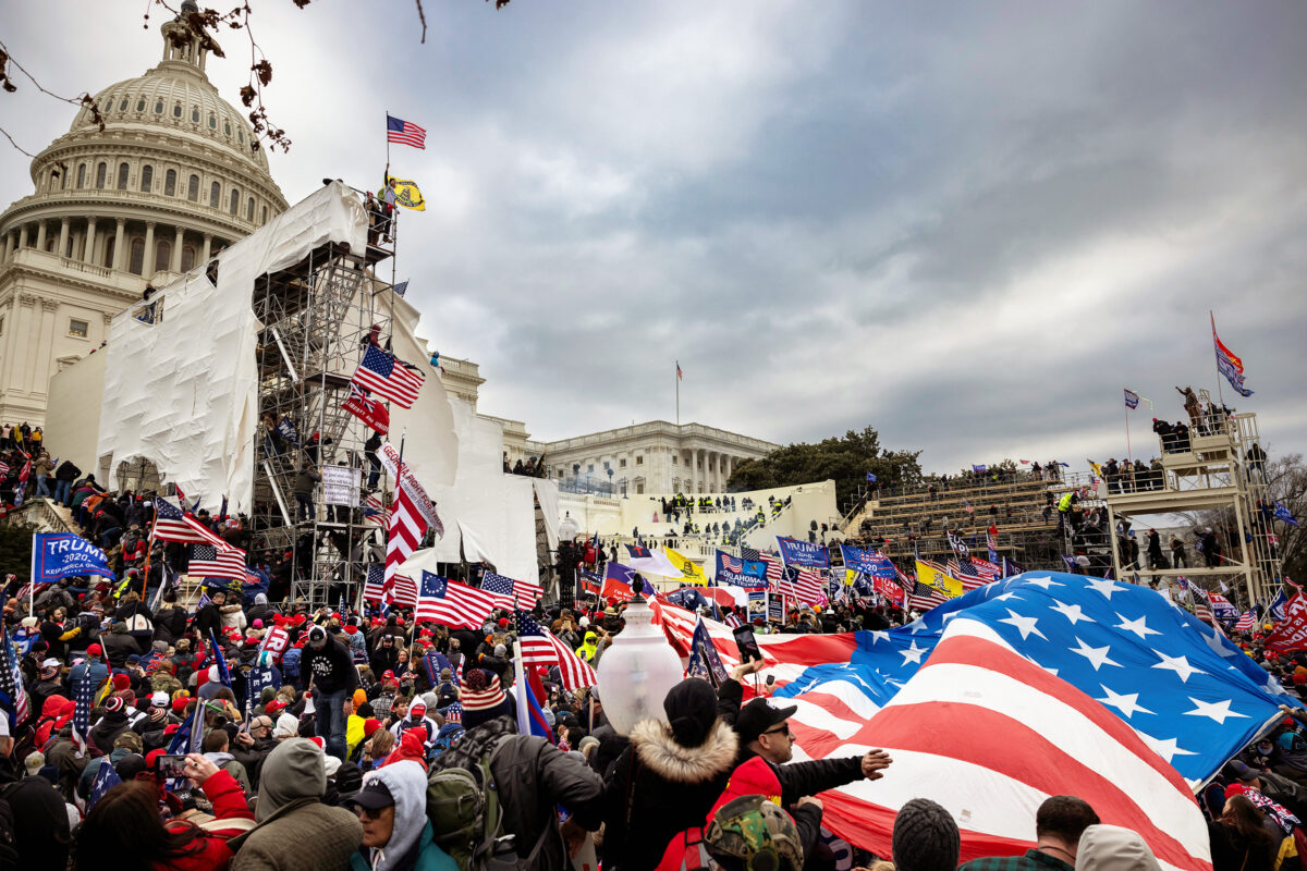 Người biểu tình tập trung ở mặt tiền phía tây của Điện Capitol Hoa Kỳ vào ngày 06/01/2021. (Ảnh: Brent Stirton/Getty Images)