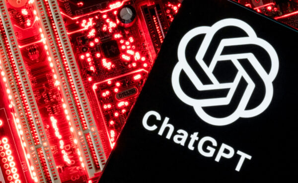 Một chiếc điện thoại thông minh hiển thị một logo ChatGPT được đặt trên một bo mạch chủ máy điện toán trong hình minh họa được chụp hôm 23/02/2023. (Ảnh: Dado Ruvic/Reuters)