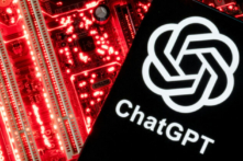 Trong bức ảnh minh họa chụp hôm 23/02/2023 này, một chiếc điện thoại thông minh với logo ChatGPT hiển thị trên màn hình được đặt trên bo mạch chủ máy tính. (Ảnh: Dado Ruvic/Reuters)