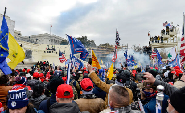 Những người ủng hộ Tổng thống Donald Trump đụng độ với cảnh sát bên ngoài Điện Capitol ở Thủ đô Hoa Thịnh Đốn vào ngày 06/01/2021. (Ảnh: Joseph Prezioso/AFP qua Getty Images)