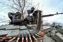 Một quân nhân Ukraine kiểm tra súng máy của xe tăng sau khi nạp một băng đạn trong một cuộc diễn tập huấn luyện quân sự gần tiền tuyến ở Vùng Zaporizhzhia, Ukraine, hôm 29/03/2023. (Ảnh: Stringer/Reuters)