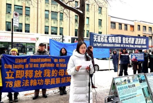 Học viên Pháp Luân Công Tùng Tân Miêu (Cong Xinmiao) biểu tình trước Lãnh sự quán Trung Quốc tại Montreal, Canada để yêu cầu trả tự do cho mẹ cô, người đã bị kết án 4 năm tù hồi tháng Ba. (Ảnh: minghui.org)