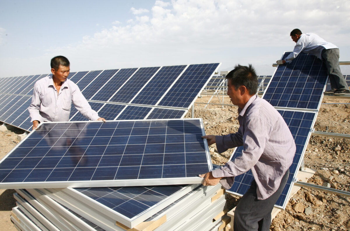 Công nhân xây dựng lắp đặt các tấm pin mặt trời tại Nhà máy Quang Điện Hami hôm 22/08/2011, tại Hami, Khu tự trị Duy Ngô Nhĩ Tân Cương của Trung Quốc. (Ảnh: VCG/VCG/Getty Images)