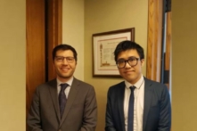 Anh Donald Cheng (phải), một thanh niên Hồng Kông, học chuyên ngành công tác xã hội, được mời thực tập tại văn phòng nghị sĩ và sau đó trở thành phụ tá cho nghị sĩ Quốc hội Canada Garnett Genuis (trái). (Ảnh: Được đăng dưới sự cho phép của anh Donald Cheng)