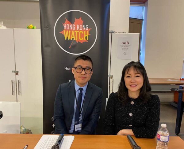 Anh Donald Cheng, cùng với bà Aileen Calverley, nhà đồng sáng lập và người được ủy thác của Hong Kong Watch, tại Toronto hôm 25/03/2023. (Ảnh: Được đăng dưới sự cho phép của anh Donald Cheng)