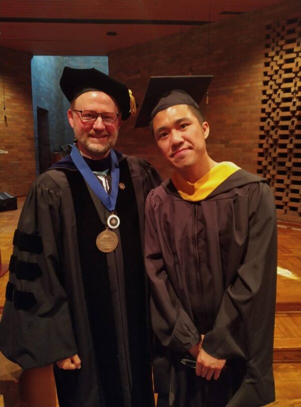 Anh Donald Cheng (phải) học để lấy bằng cử nhân Công tác xã hội tại Đại học Andrews ở Michigan và tốt nghiệp hồi tháng 06/2022. (Ảnh: Được đăng dưới sự cho phép của anh Donald Cheng)