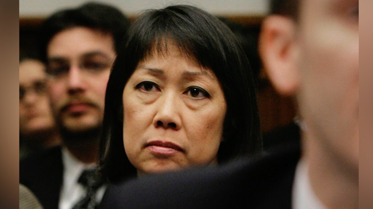 Bà Carol Lam, cựu Biện lý Hoa Kỳ cho Địa hạt Miền Nam California, tại Ủy ban Tư pháp Hạ viện Hoa Kỳ trên Capitol Hill ở Hoa Thịnh Đốn, vào ngày 06/03/2007. (Ảnh: Chip Somodevilla/Getty Images)