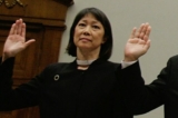Bà Carol Lam, cựu Biện lý Hoa Kỳ cho Địa hạt Miền Nam California, tuyên thệ nhậm chức trước khi điều trần với Ủy ban Tư pháp Hạ viện Hoa Kỳ trên Capitol Hill ở Hoa Thịnh Đốn vào ngày 06/03/2007. (Ảnh: Chip Somodevilla/Getty Images)