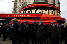 Hiến binh Pháp bảo đảm an ninh tại một vị trí trước nhà hàng La Rotonde trong một cuộc biểu tình vào ngày thứ mười một của cuộc đình công và phản đối trên toàn quốc chống lại cải tổ lương hưu của chính phủ Pháp, tại Paris, Pháp, hôm 06/04/2023. (Ảnh: Sarah Meyssonnier/Reuters)