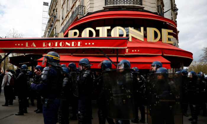 Pháp: Người biểu tình phản đối cải tổ lương hưu nhắm đến nhà hàng ưa thích của Tổng thống Macron