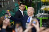 Tổng thống Joe Biden đến nói chuyện trong một chuyến thăm cơ sở Sản xuất Điện Cummins ở Fridley, Minnesota, hôm 03/04/2023. (Ảnh: Stephen Maturen/Getty Images)