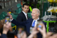 Tổng thống Joe Biden đến nói chuyện trong một chuyến thăm cơ sở Sản xuất Điện Cummins ở Fridley, Minnesota, hôm 03/04/2023. (Ảnh: Stephen Maturen/Getty Images)