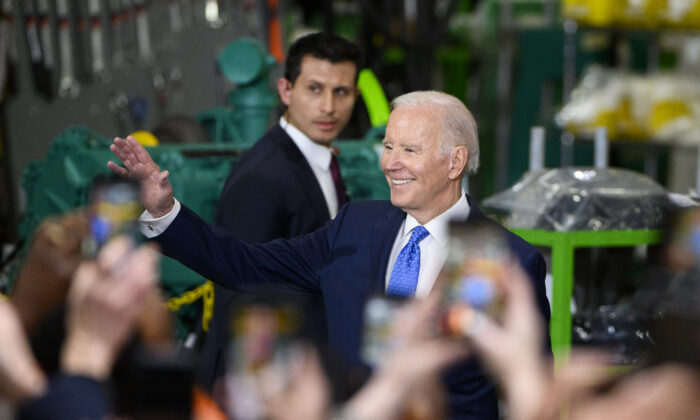 Tổng thống Joe Biden đến nói chuyện trong một chuyến thăm cơ sở Sản xuất Điện Cummins ở Fridley, Minnesota, hôm 03/04/2023. (Ảnh: Stephen Maturen/Getty Images)