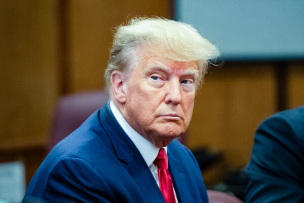 Cựu Tổng thống Donald Trump xuất hiện trước tòa tại Tòa án Hình sự Manhattan ở New York hôm 04/04/2023. (Ảnh: Steven Hirsch/Pool/AFP qua Getty Images)