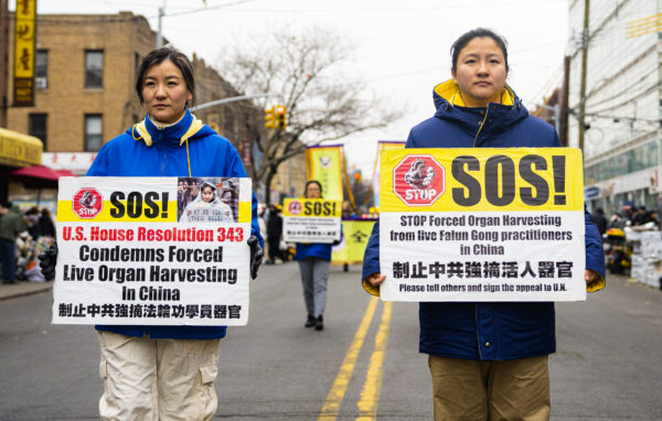 Các học viên Pháp Luân Công đi bộ trong một cuộc diễu hành ở Brooklyn, New York, phơi bày cuộc bức hại đức tin của chính quyền Trung Quốc, hôm 26/02/2023. (Ảnh: Chung I Ho/The Epoch Times)