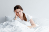 Duy trì thói quen sinh hoạt đều đặn hàng ngày có thể giúp điều hòa thần kinh tự chủ, cải thiện triệu chứng mất ngủ (Ảnh: Shutterstock)
