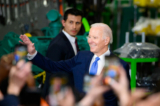 Tổng thống Joe Biden đến nói chuyện trong chuyến thăm cơ sở Sản xuất Điện Cummins ở Fridley, Minnesota, hôm 03/04/2023. (Ảnh: Stephen Maturen/Getty Images)