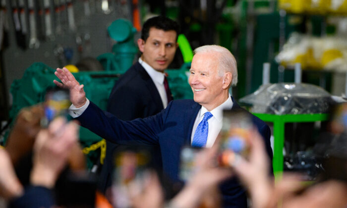 Tổng thống Joe Biden đến nói chuyện trong chuyến thăm cơ sở Sản xuất Điện Cummins ở Fridley, Minnesota, hôm 03/04/2023. (Ảnh: Stephen Maturen/Getty Images)