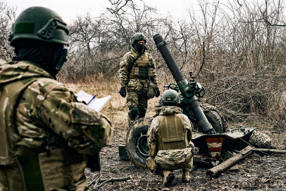 Những binh sĩ tình nguyện chuẩn bị khai hỏa về phía các vị trí của Nga gần Bakhmut, vùng Donetsk, Ukraine, hôm 08/03/2023. (Ảnh: Libkos/AP Photo)