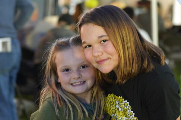 Các gia đình có trẻ em chiếm một tỷ lệ lớn trong buổi lễ mục vụ phục hưng ở Bakersfield, California, hôm 12/03/2023. (Ảnh: Allan Stein/The Epoch Times)