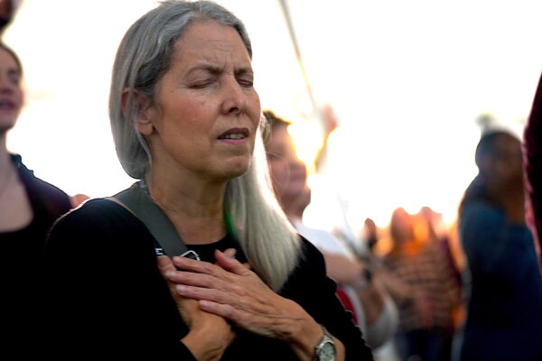 Một người phụ nữ chắp tay trước ngực để cầu nguyện trong một buổi thuyết giảng trong lều ở Bakersfield, California, hôm 12/03/2023. (Ảnh: Allan Stein/The Epoch Times)