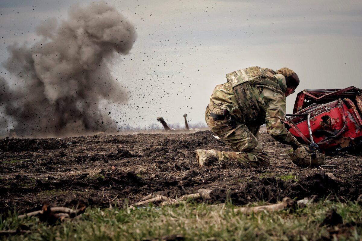Phản ứng của quân nhân Ukraine khi ném một quả lựu đạn trong một cuộc huấn luyện, trong bối cảnh Nga xâm lược Ukraine, ở vùng Donbas, Ukraine, hôm 08/04/2023. (Ảnh: Yan Dorbronosov/Reuters)