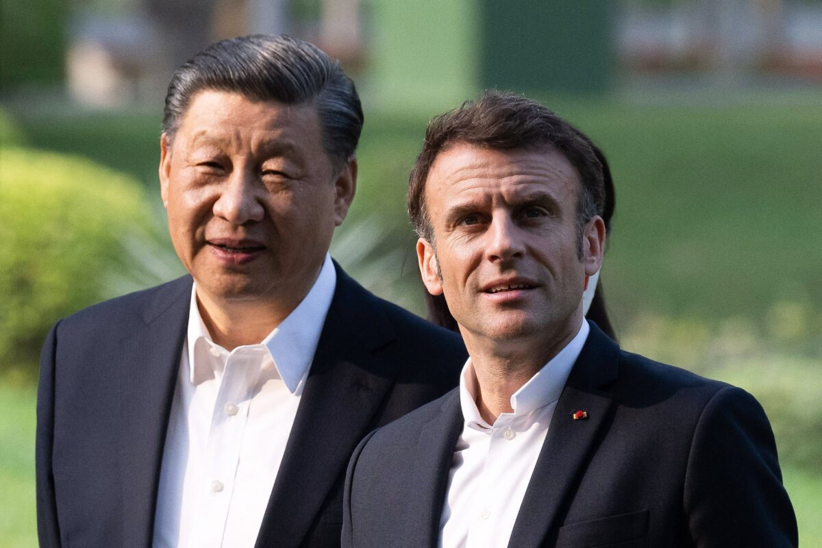 Chủ tịch Trung Quốc Tập Cận Bình (Trái) và Tổng thống Pháp Emmanuel Macron (Phải) thăm khu vườn dinh thự của tỉnh trưởng Quảng Đông hôm 07/04/2023. (Ảnh: Jacques WittI/Pool/AFP qua Getty Images)