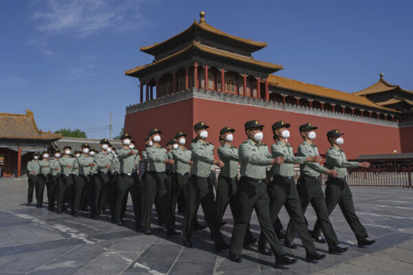 Những người lính của Quân Giải phóng Nhân dân diễn hành bên ngoài Tử Cấm Thành, gần Quảng trường Thiên An Môn ở Bắc Kinh, vào ngày 20/05/2020. (Ảnh: Kevin Frayer/Getty Images)