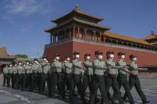 Các binh sĩ của Tiểu đoàn Cảnh vệ Danh dự của Quân Giải phóng Nhân dân tuần hành bên ngoài Tử Cấm Thành, gần Quảng trường Thiên An Môn, vào ngày 20/05/2020 tại Bắc Kinh, Trung Quốc. (Ảnh: Kevin Frayer/Getty Images)
